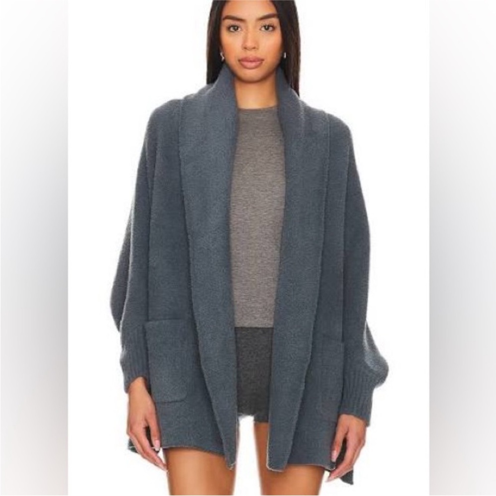 Cozychic Blanket Wrap in Smokey blue
Barefoot Dreams NEW with tags